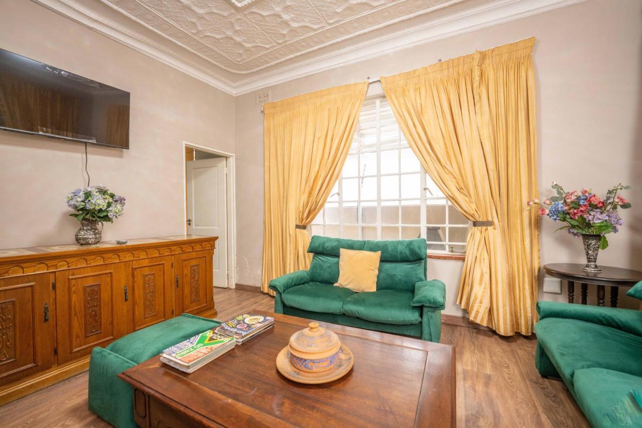 Fatmols Guest Lodge Johannesburg Bagian luar foto