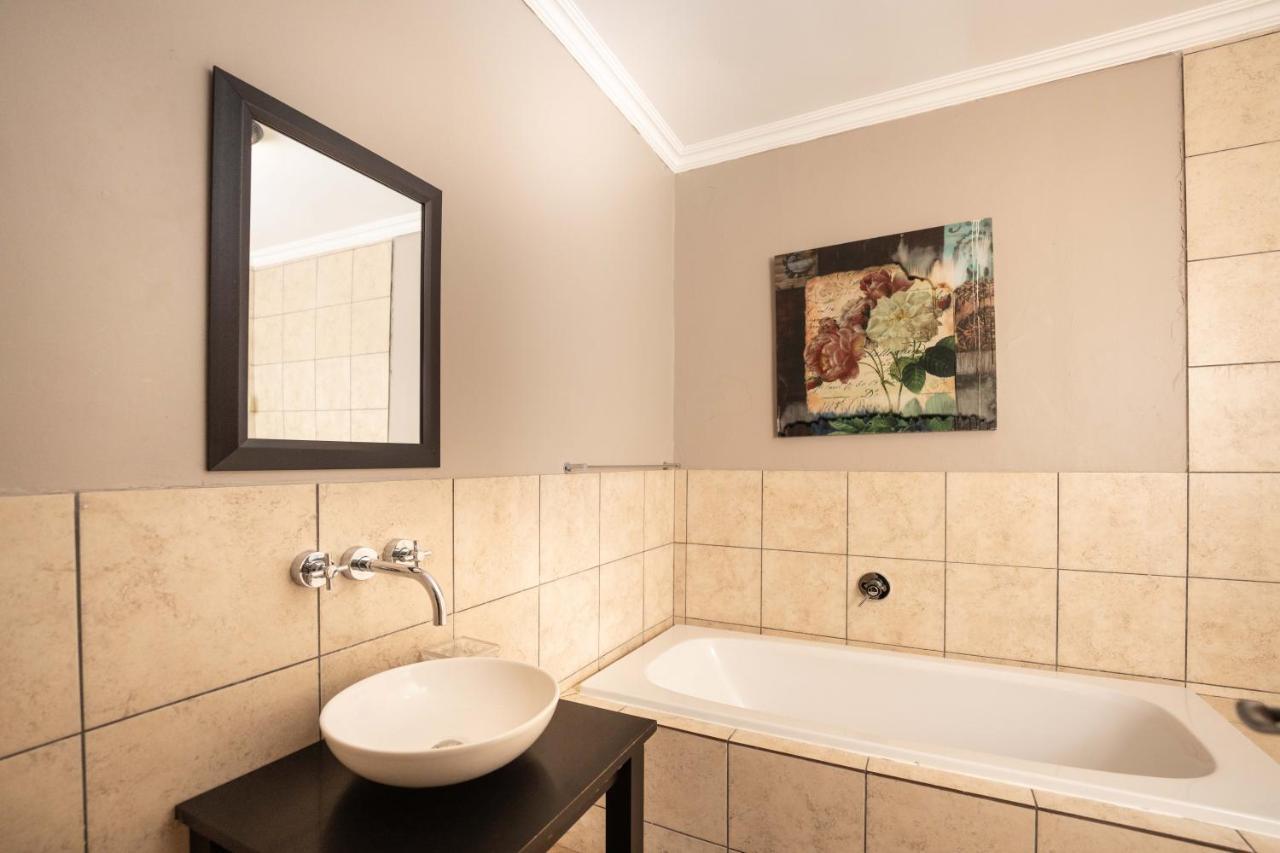 Fatmols Guest Lodge Johannesburg Bagian luar foto